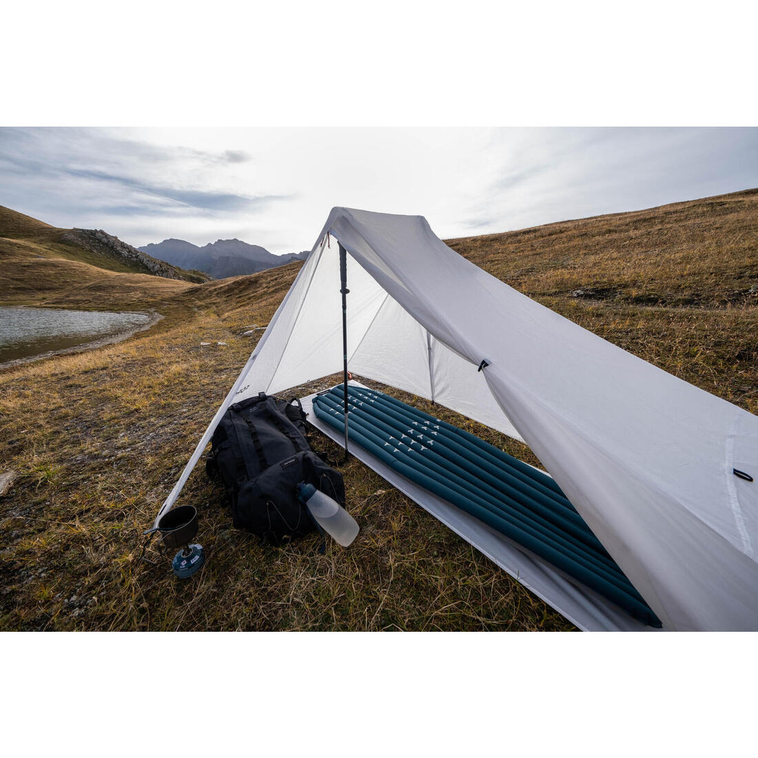 Aislante inflable para trekking talla XG de 195 x 60 cm MT500 - Image 10