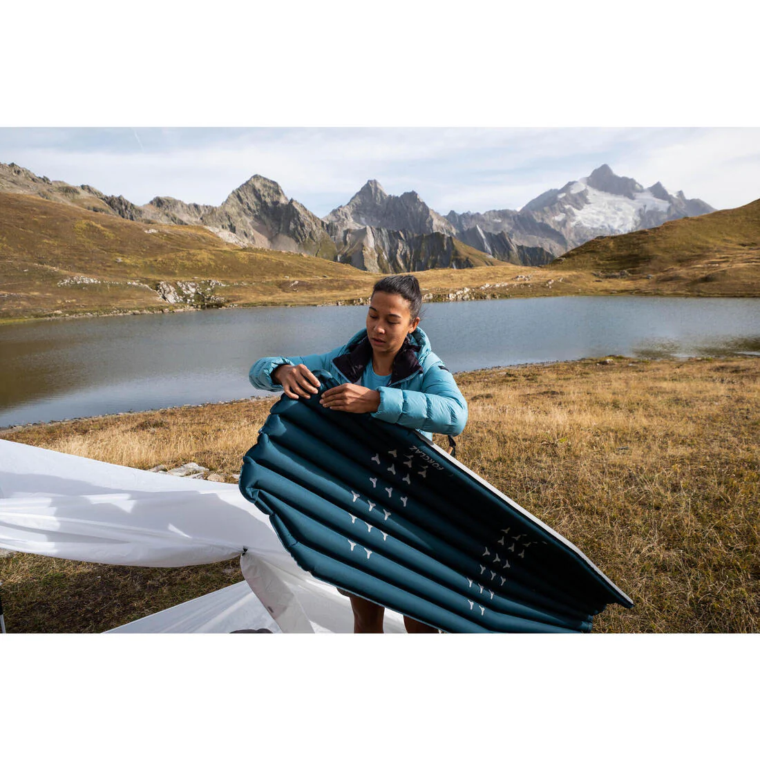 Aislante inflable para trekking talla XG de 195 x 60 cm MT500 - Image 8