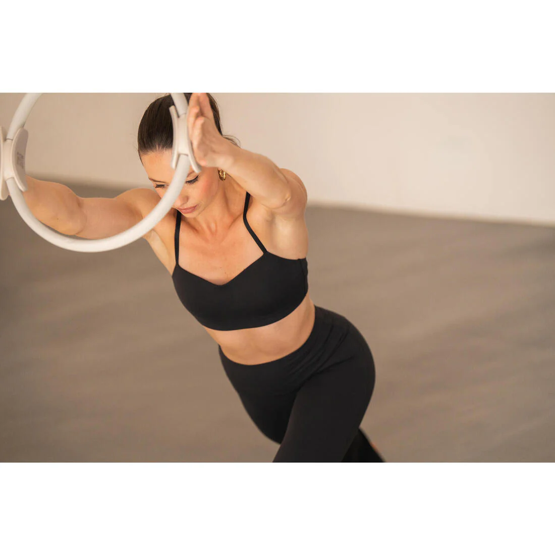 Aro de pilates con agarre ergonómico beige - Image 4