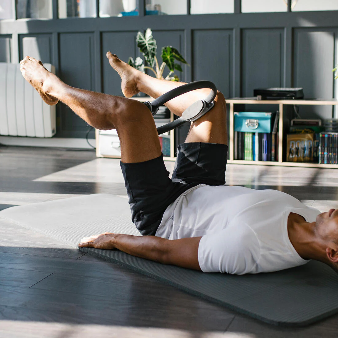 Aro de pilates con agarre ergonómico negro - Image 2