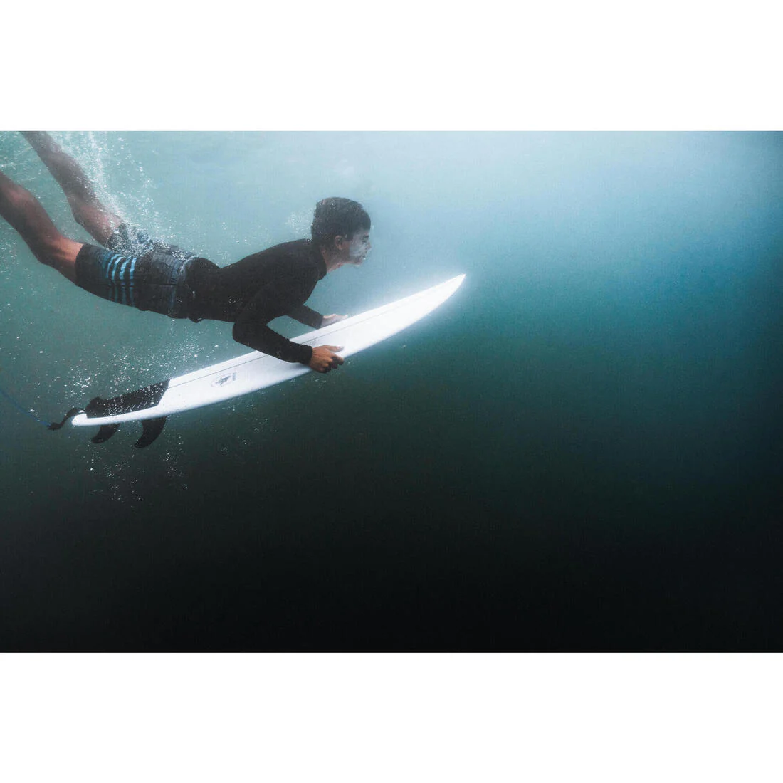 Bermuda de surf negro con azul de rayas para niños 900 - Image 10