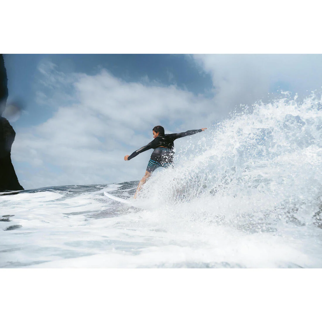 Bermuda de surf negro con azul de rayas para niños 900 - Image 11