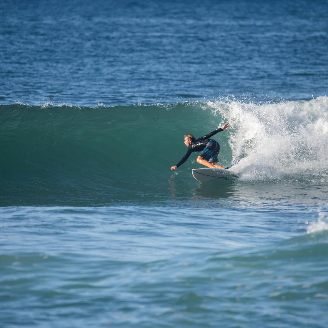 Bermuda de surf negro con azul de rayas para niños 900 - Image 8
