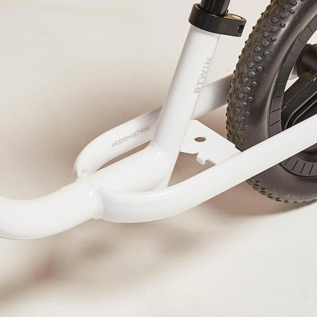 Bicicleta infantil sin pedales 2- 4 años rodada 10 negro blanco runride 100 - Image 3