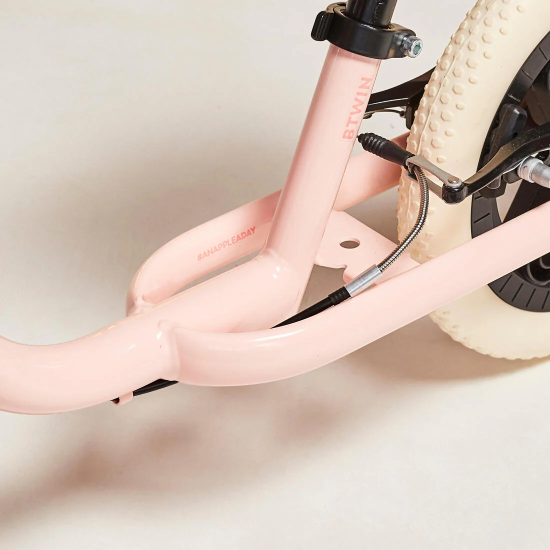Bicicleta sin pedales de 10 pulgadas rosa con beige para niños RunRide 500 - Image 3