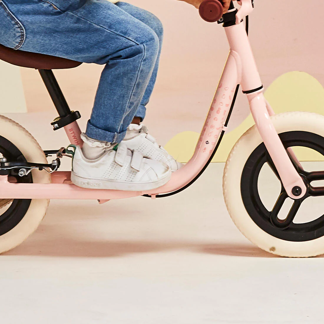 Bicicleta sin pedales de 10 pulgadas rosa con beige para niños RunRide 500 - Image 9