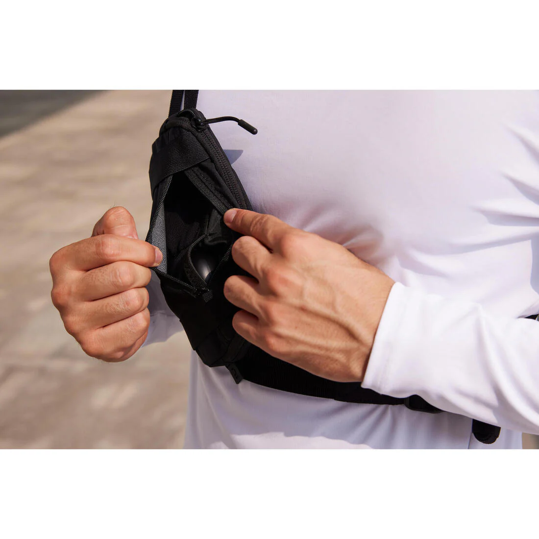 Bolsa cangurera de running de 2 posiciones de 0.5 L negra para hombre y mujer - Image 15