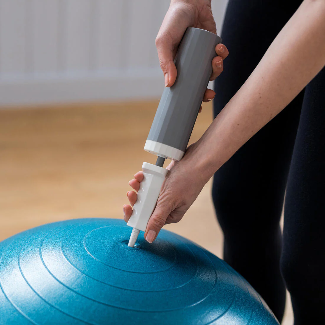 Bomba para pelota de gimnasia compacta blanca - Image 2