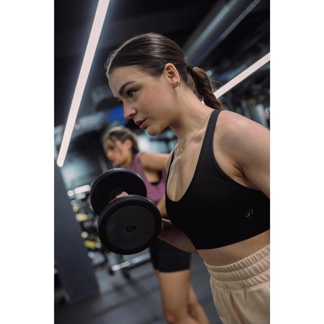 Brassiere-top de fitness de espalda cruzada y sujeción media negro para mujer - Image 9