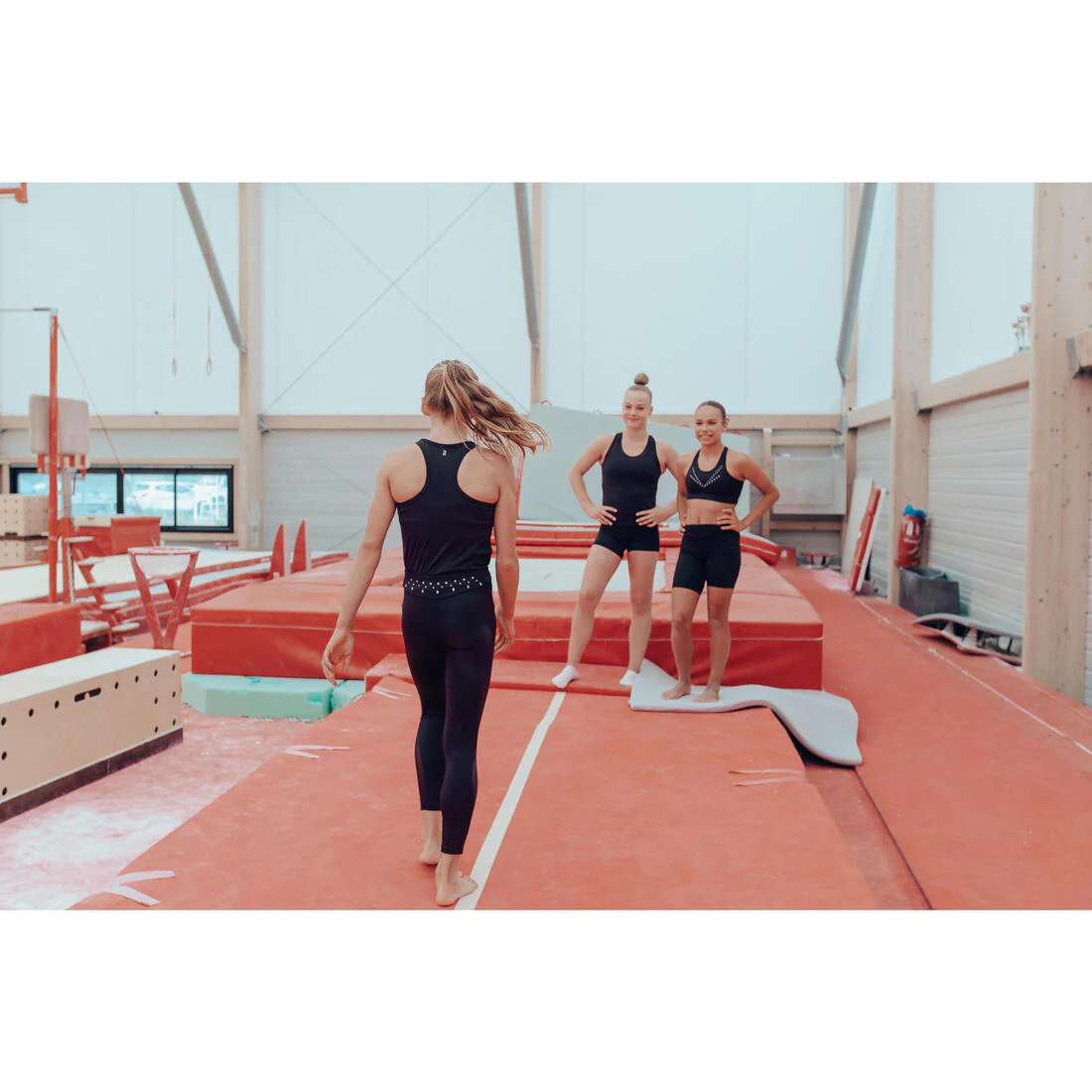 Brassiere-top de gimnasia transpirable negro con lentejuelas para niña - Image 11