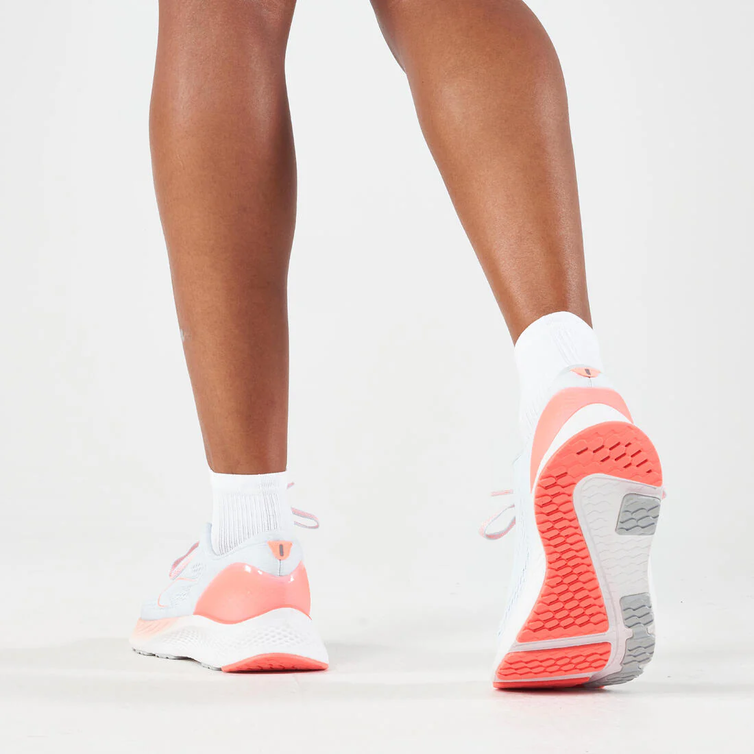CALZADO RUNNING MUJER KIPRUN KS 500 2 GRIS Y ROJO CORAL - Image 17