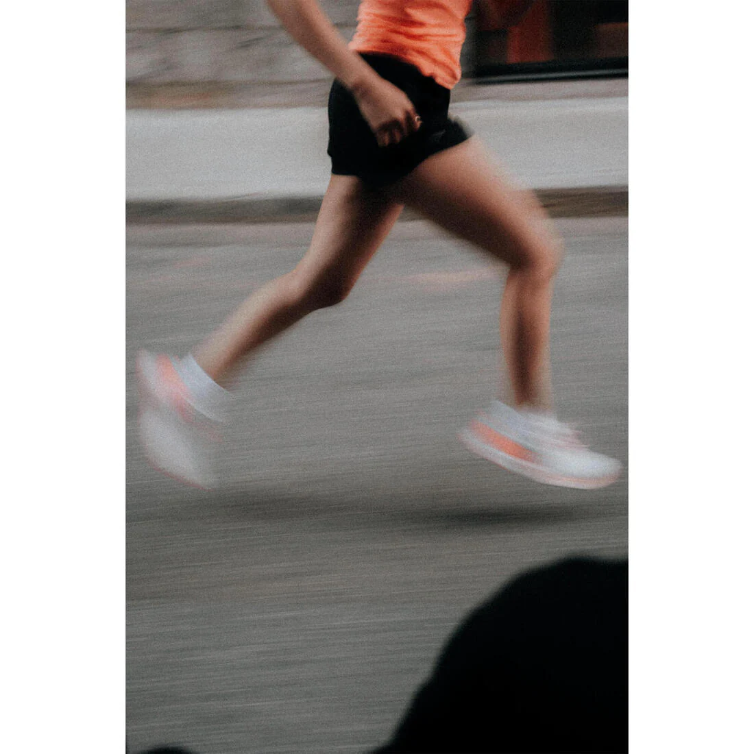 CALZADO RUNNING MUJER KIPRUN KS 500 2 GRIS Y ROJO CORAL - Image 19