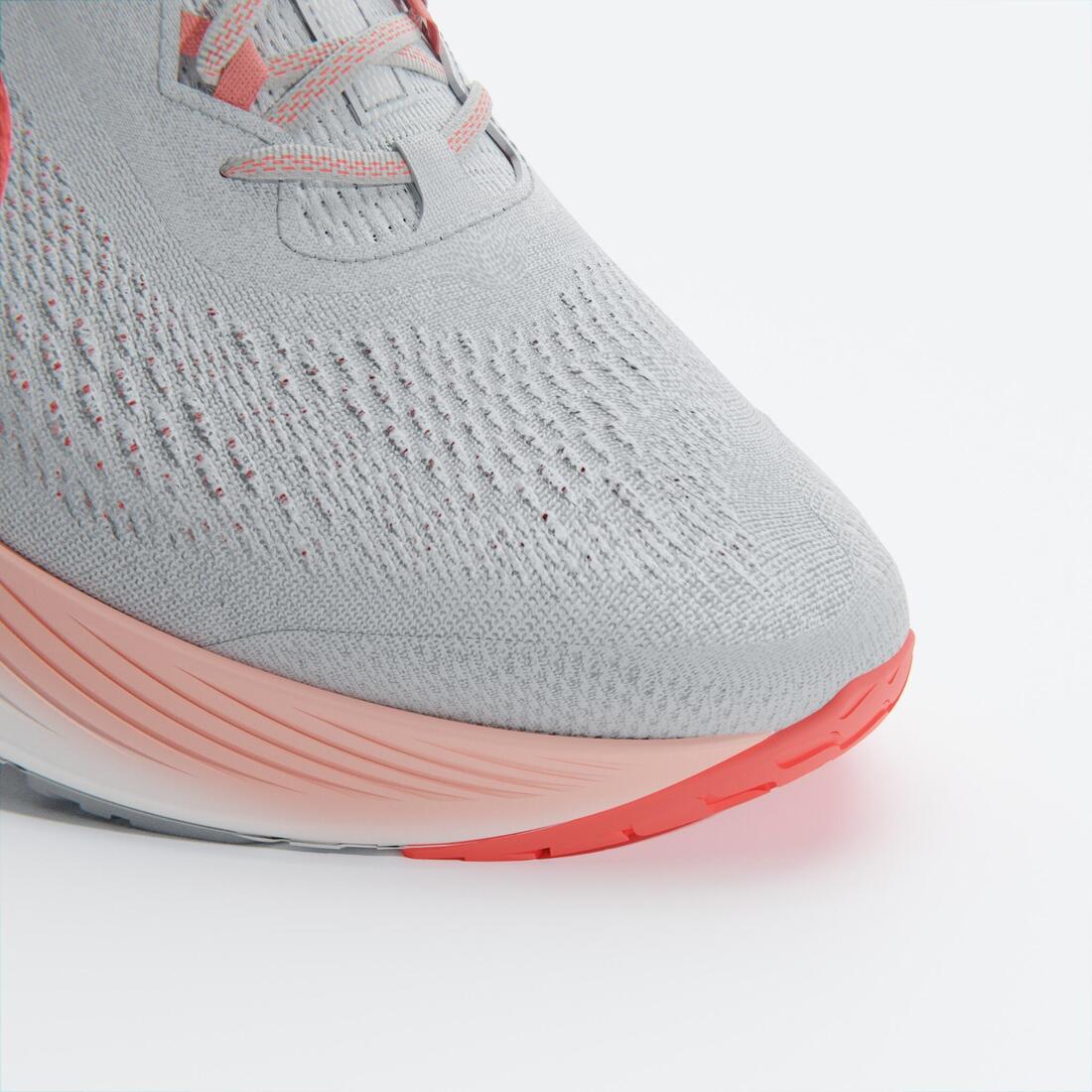 CALZADO RUNNING MUJER KIPRUN KS 500 2 GRIS Y ROJO CORAL - Image 5
