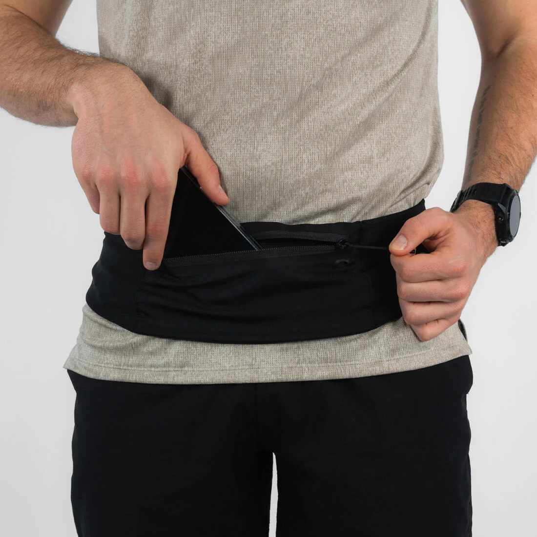 Cangurera running smartphone Hombre Mujer -KIPRUN Confort 2 negro 5 bolsillos - Image 2