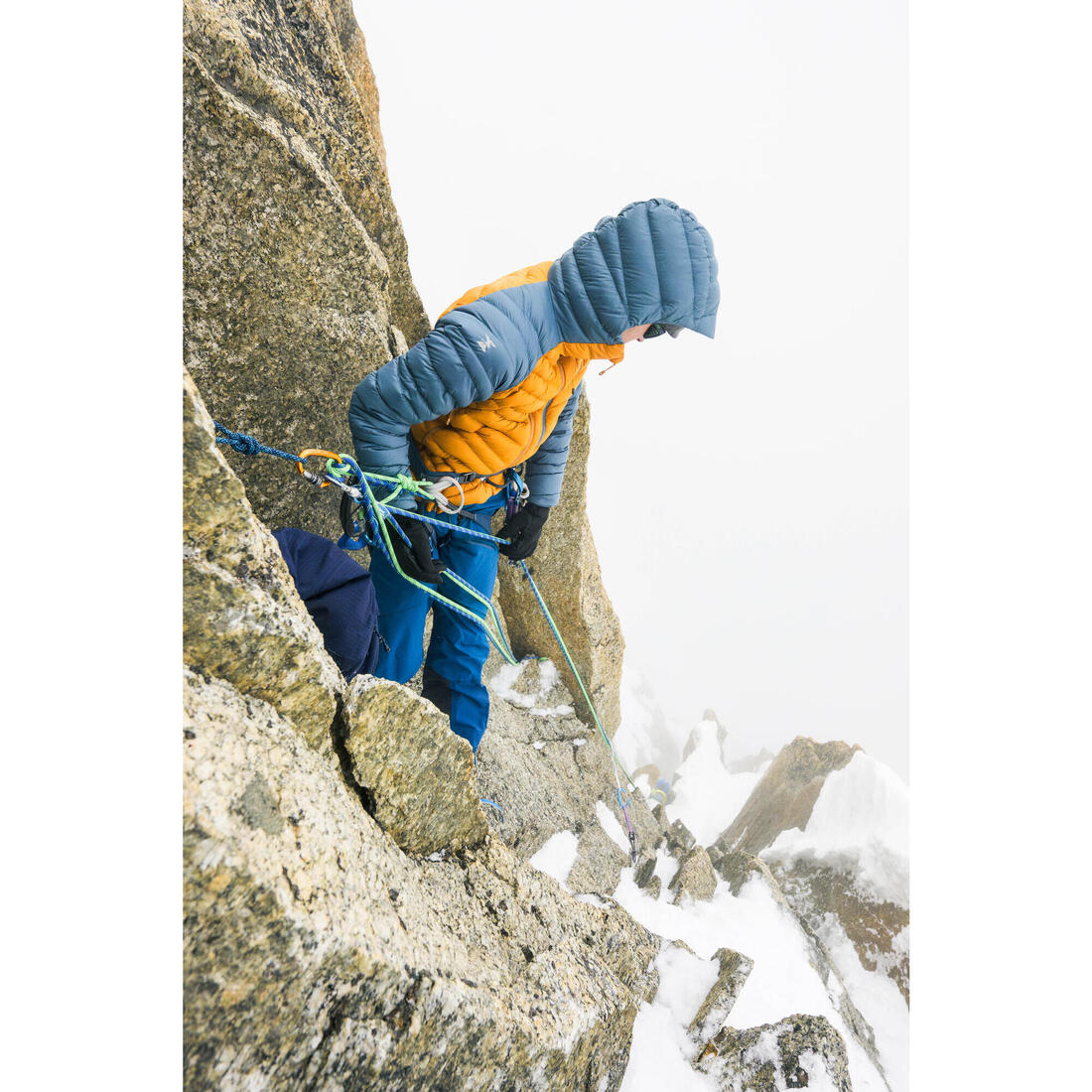 Chamarra acolchada plumas Alpinismo Hombre Ocre - Gris - Image 9