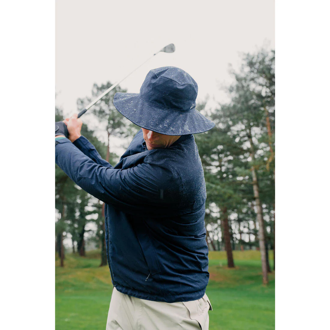 Chamarra de golf impermeable azul marino para hombre RW500 - Image 11