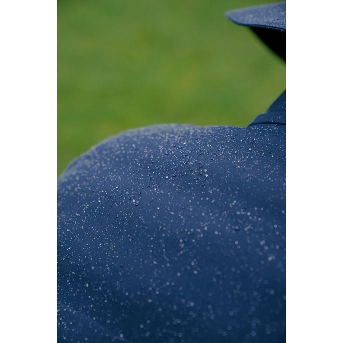 Chamarra de golf impermeable azul marino para hombre RW500 - Image 12