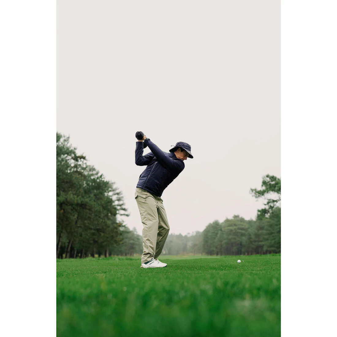 Chamarra de golf impermeable azul marino para hombre RW500 - Image 13