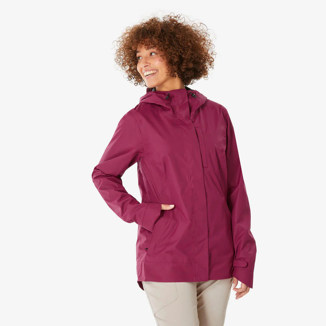 Chamarra de senderismo impermeable negra para mujer NH500