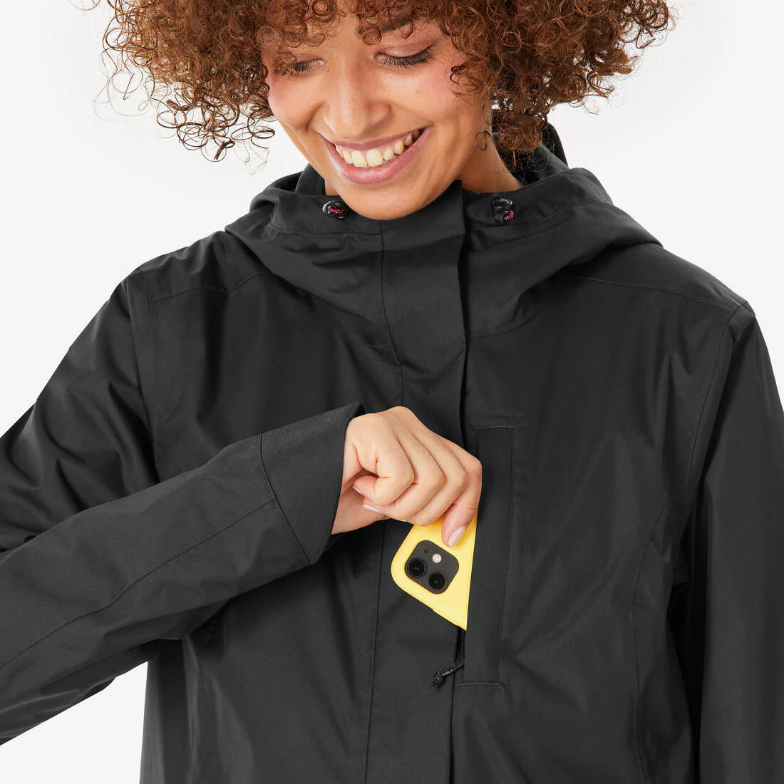 Chamarra de senderismo impermeable negra para mujer NH500 - Image 29