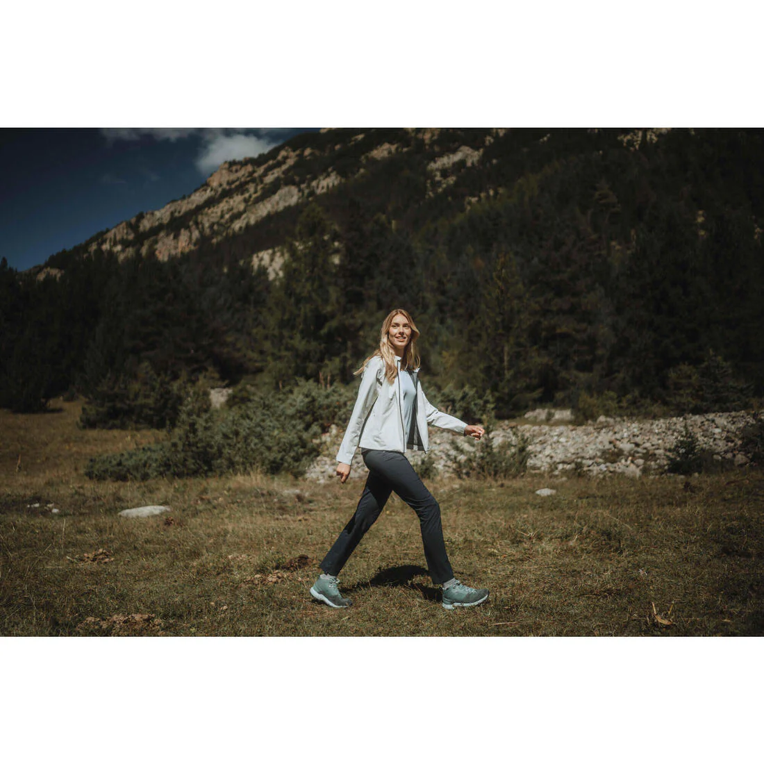Chamarra de senderismo impermeable para mujer MH100 - Image 25