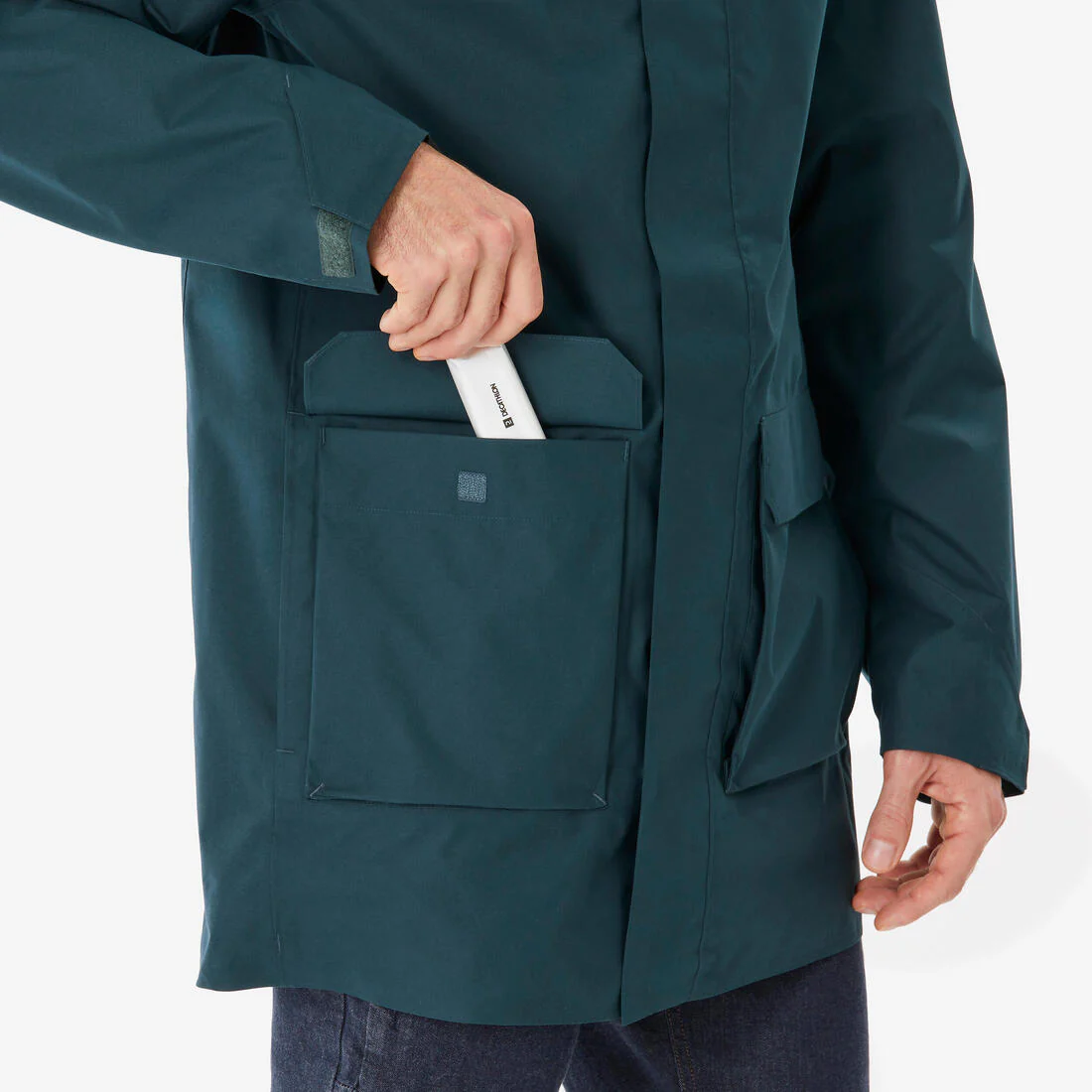 Chamarra de senderismo impermeable y larga verde para hombre NH500 - Image 8