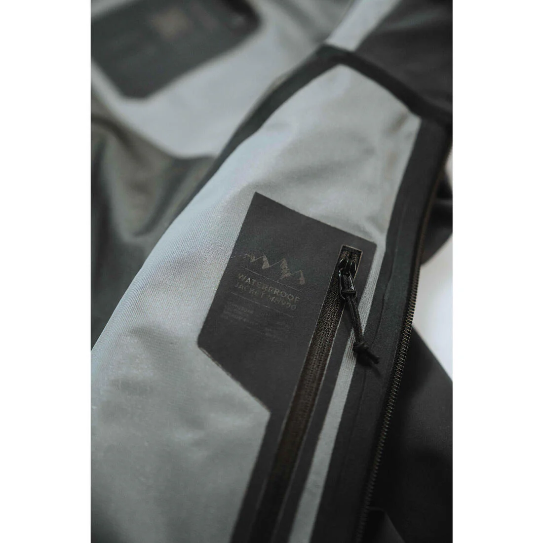 Chamarra de senderismo ligera e impermeable gris para hombre MH900 - Image 22