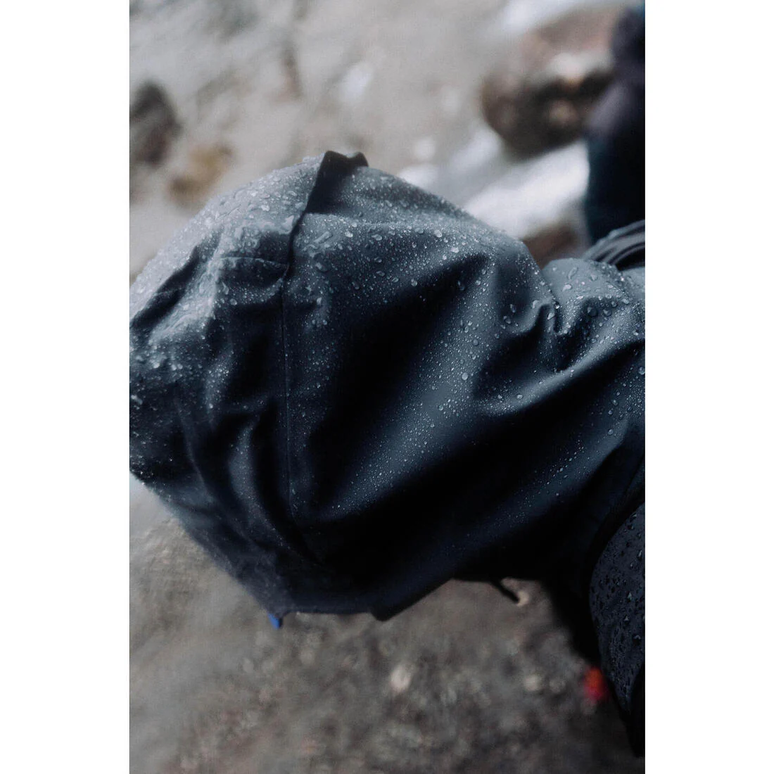Chamarra de senderismo ligera e impermeable gris para hombre MH900 - Image 23