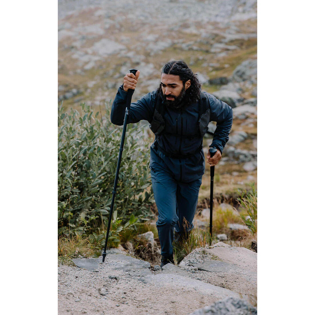 Chamarra de senderismo ligera e impermeable gris para hombre MH900 - Image 26