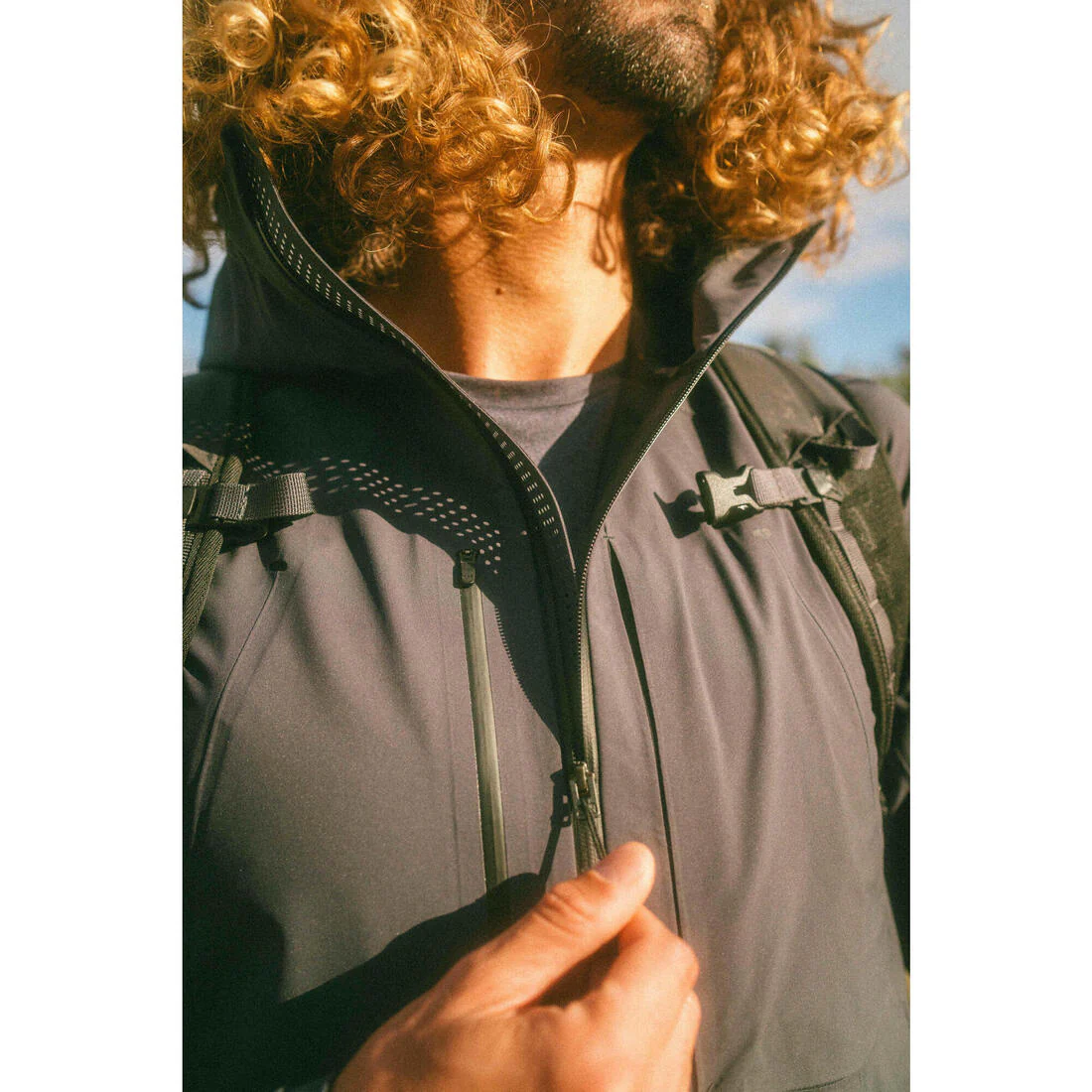 Chamarra de senderismo ligera e impermeable gris para hombre MH900 - Image 28