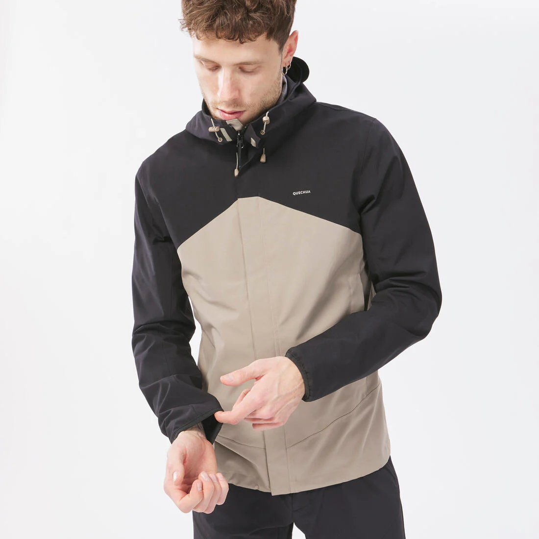 Chamarra de senderismo ligera e impermeable para hombre MH150 - Image 11