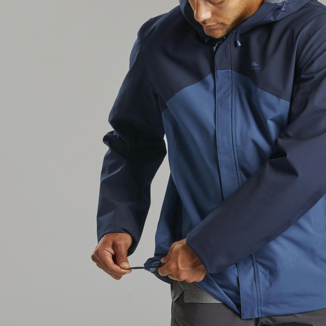 Chamarra de senderismo ligera e impermeable para hombre MH150 - Image 12