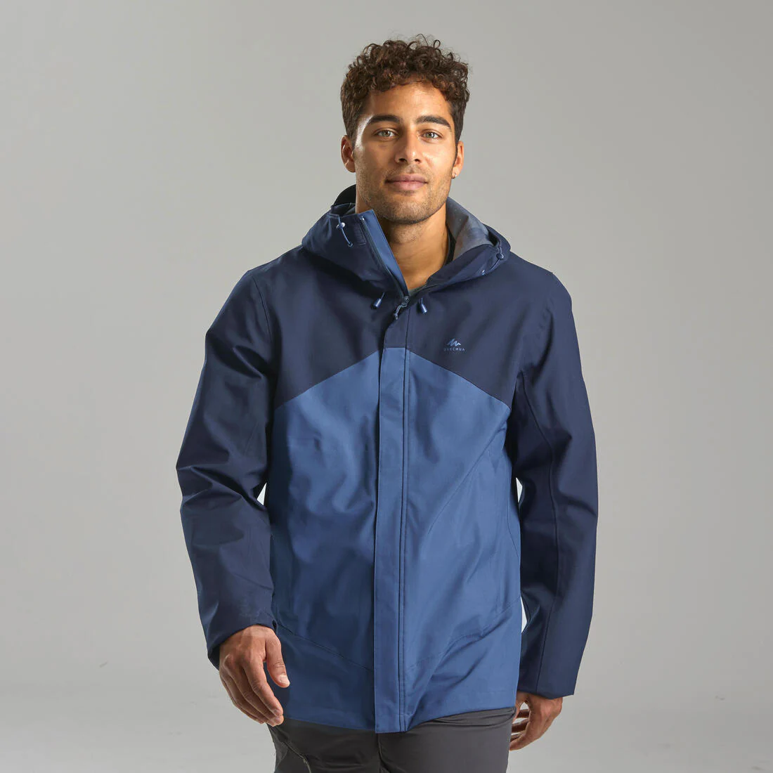 Chamarra de senderismo ligera e impermeable para hombre MH150 - Image 15
