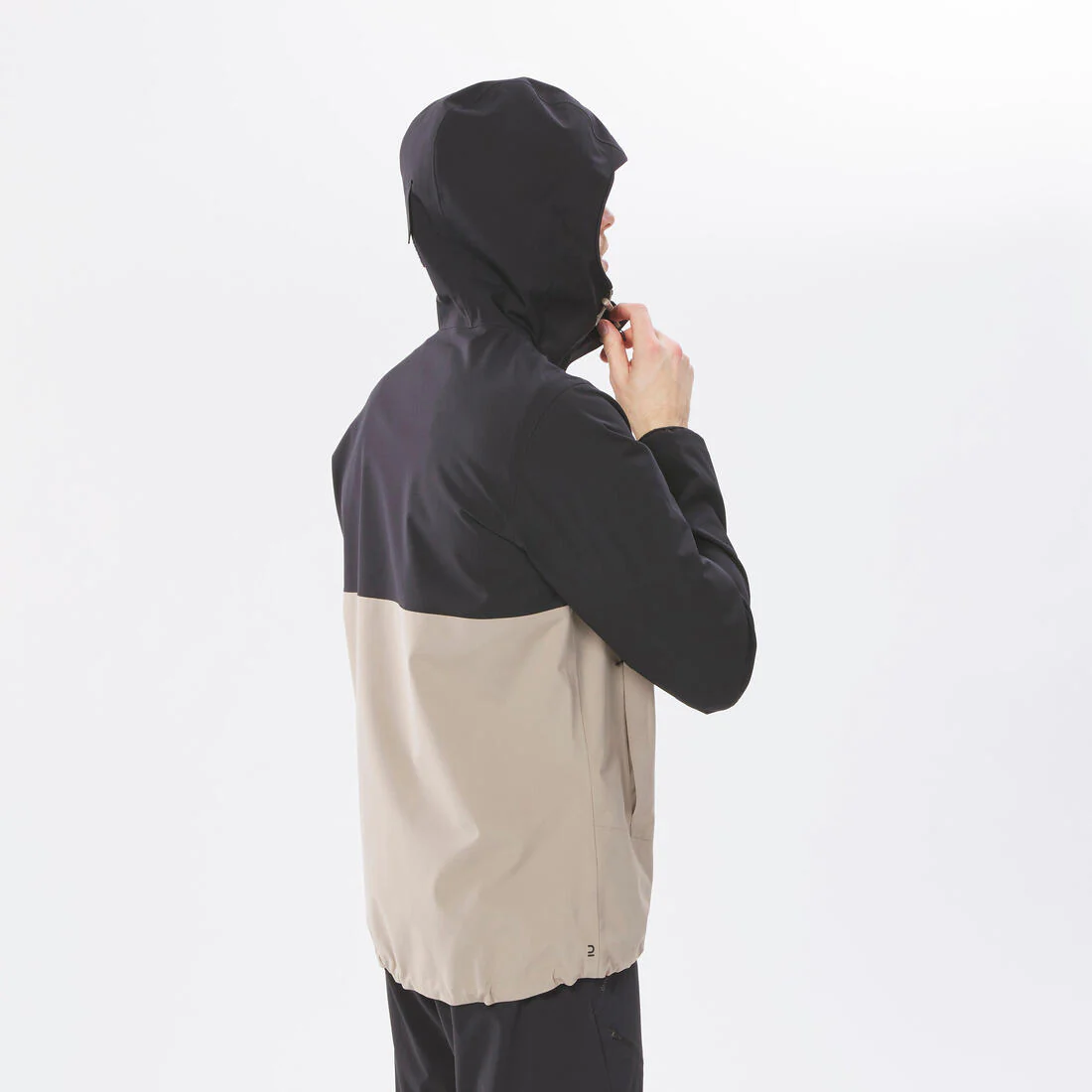 Chamarra de senderismo ligera e impermeable para hombre MH150 - Image 17