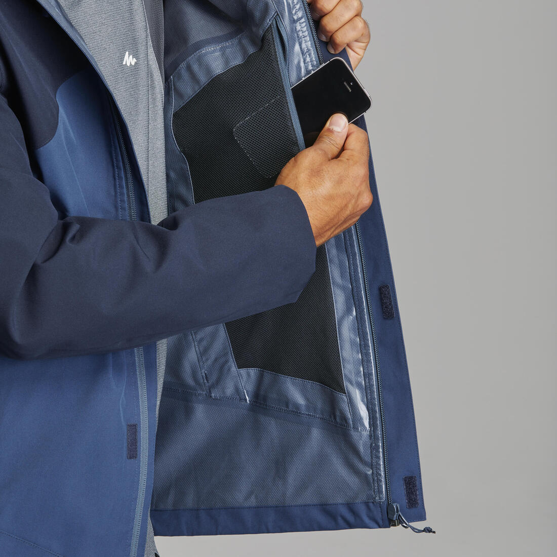 Chamarra de senderismo ligera e impermeable para hombre MH150 - Image 18