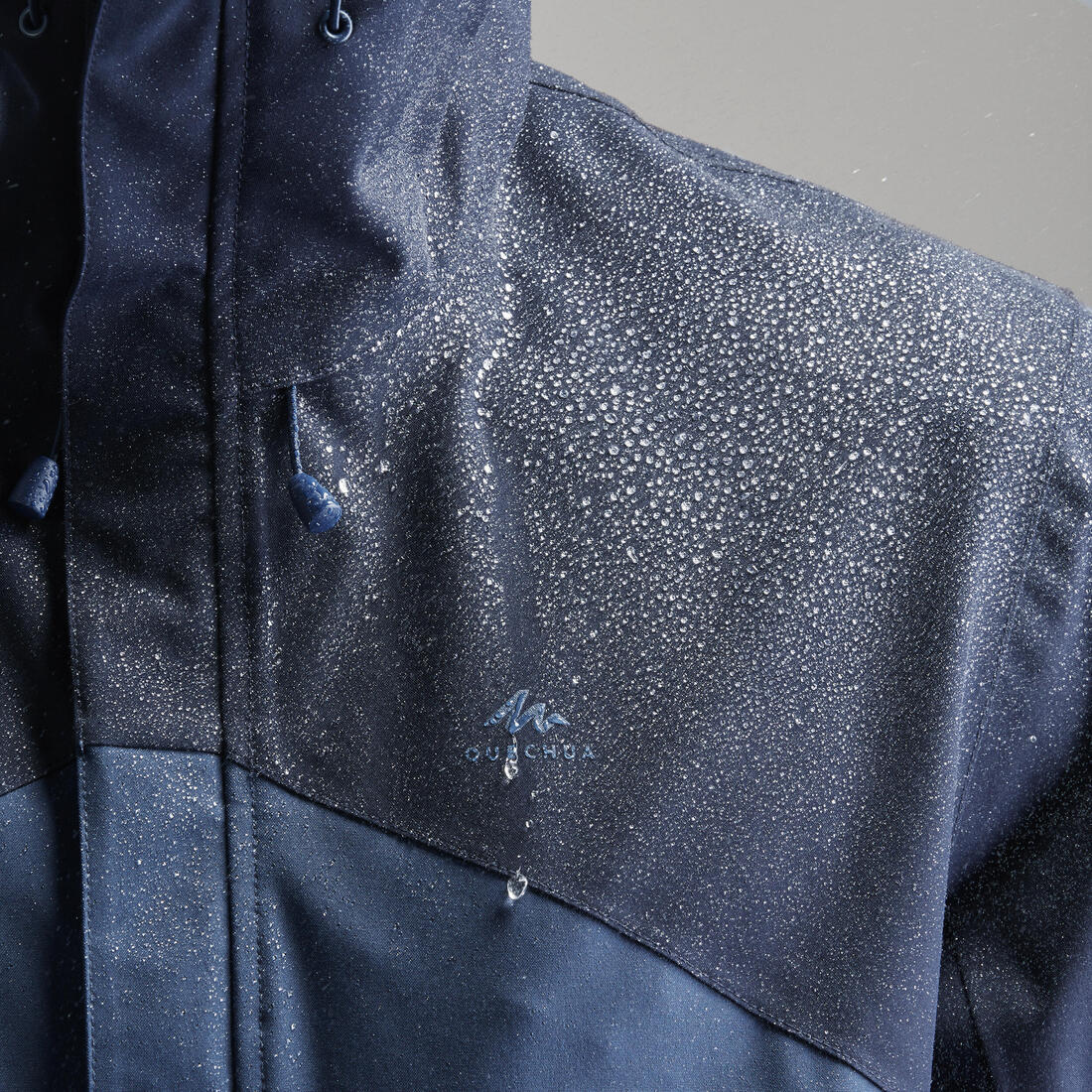 Chamarra de senderismo ligera e impermeable para hombre MH150 - Image 8