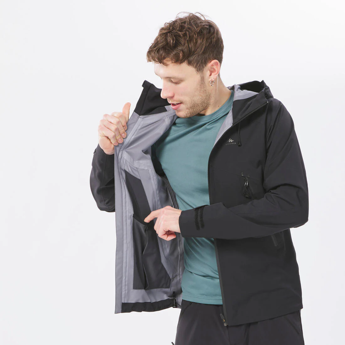Chamarra de senderismo ligera e impermeable para hombre MH500 - Image 11