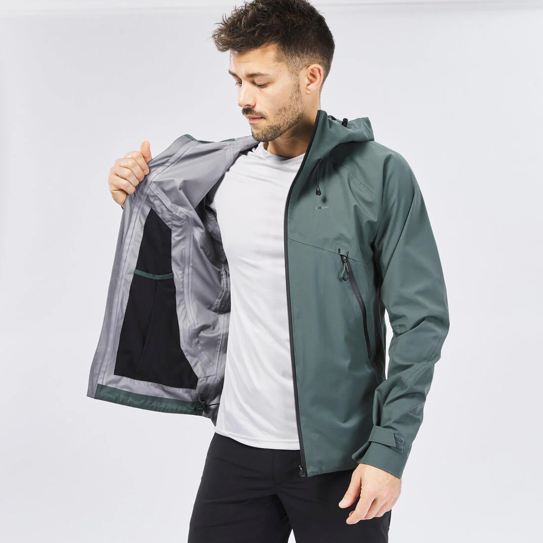 Chamarra de senderismo ligera e impermeable para hombre MH500 - Image 15