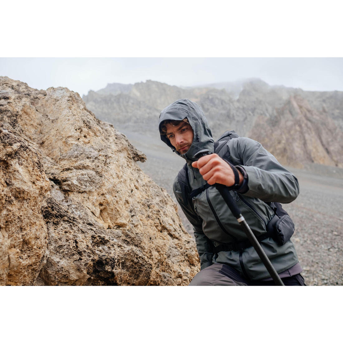 Chamarra de senderismo ligera e impermeable para hombre MH500 - Image 22