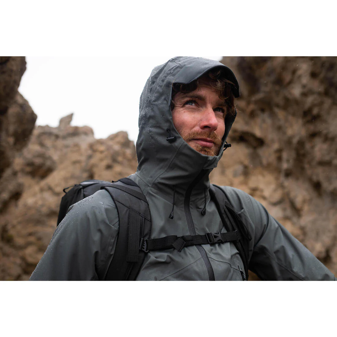 Chamarra de senderismo ligera e impermeable para hombre MH500 - Image 23