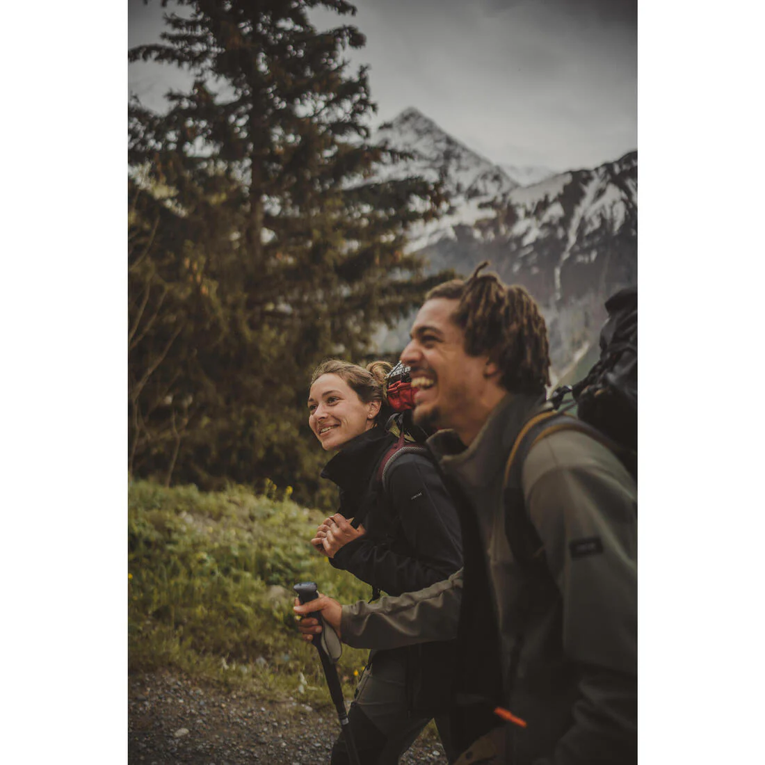 Chamarra de senderismo rompevientos negra para mujer Softshell MT100 - Image 13