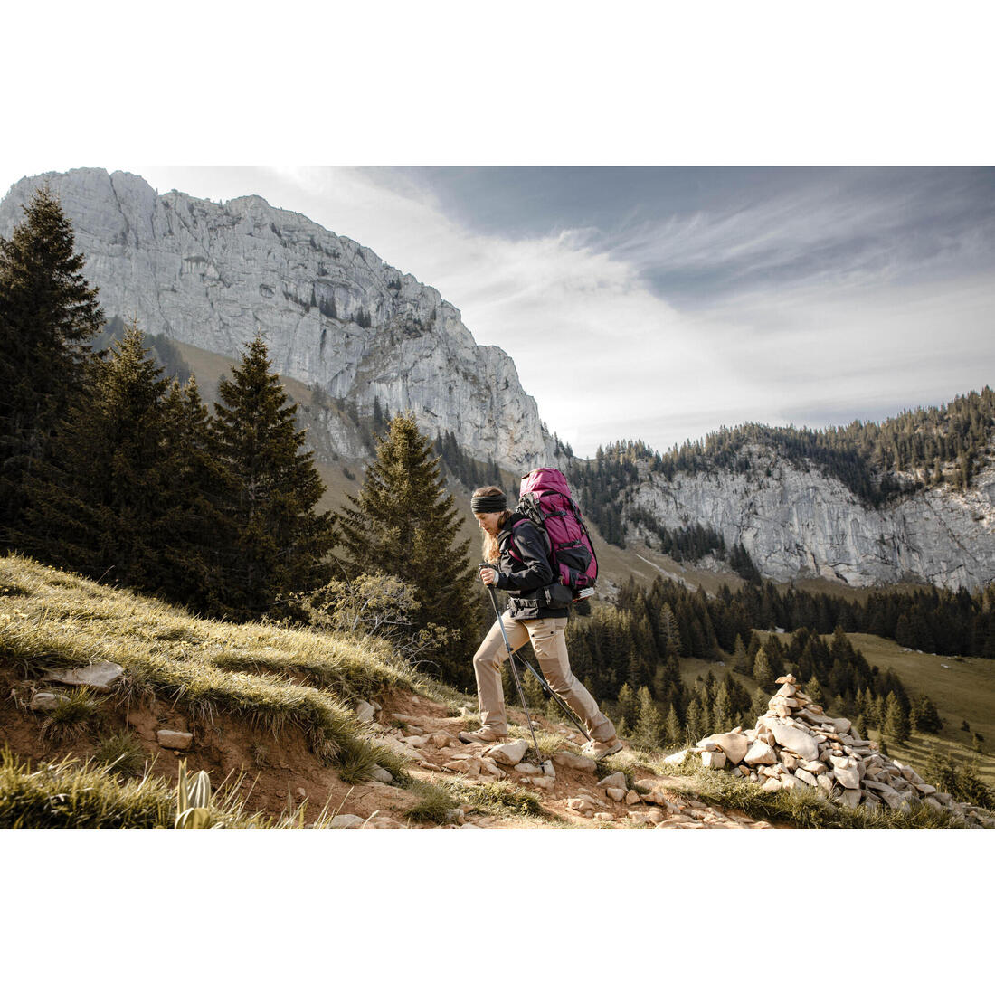 Chamarra de senderismo rompevientos negra para mujer Softshell MT500 - Image 7