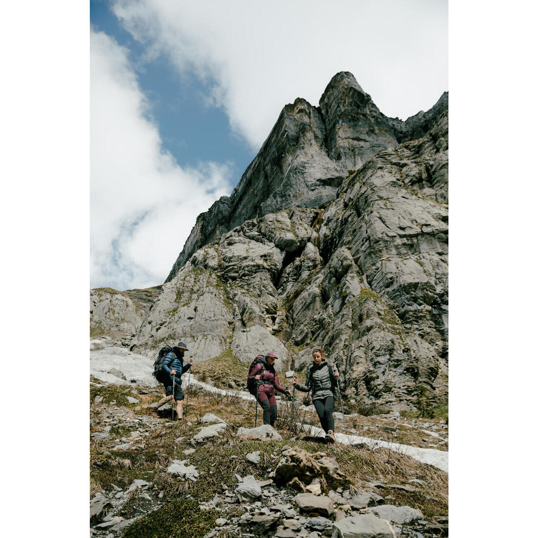 Chamarra de trekking acolchada cálida de plumón con capucha para mujer MT900 - Image 11