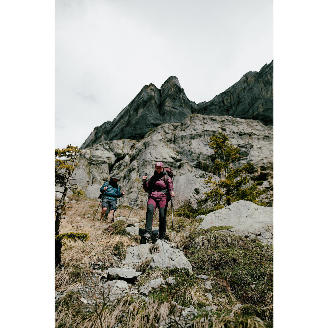 Chamarra de trekking acolchada cálida de plumón con capucha para mujer MT900 - Image 12