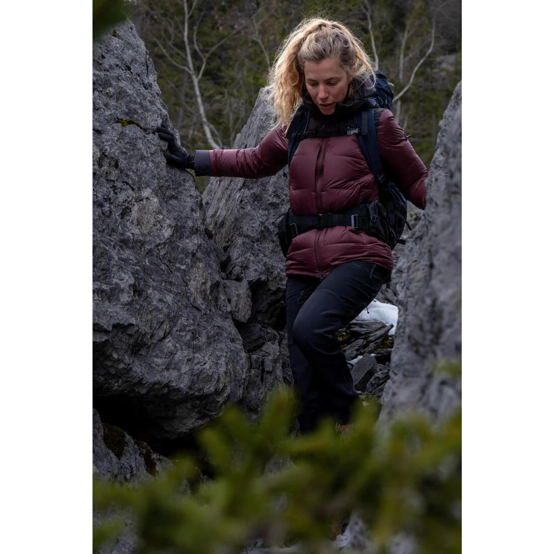 Chamarra de trekking acolchada cálida de plumón con capucha para mujer MT900 - Image 15