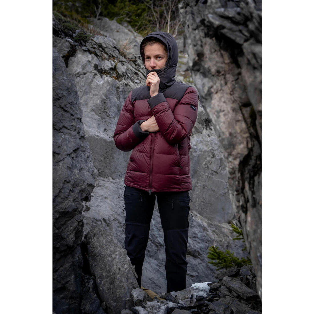 Chamarra de trekking acolchada cálida de plumón con capucha para mujer MT900 - Image 16