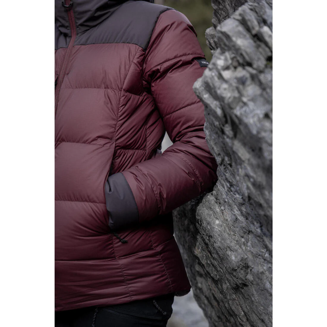 Chamarra de trekking acolchada cálida de plumón con capucha para mujer MT900 - Image 17