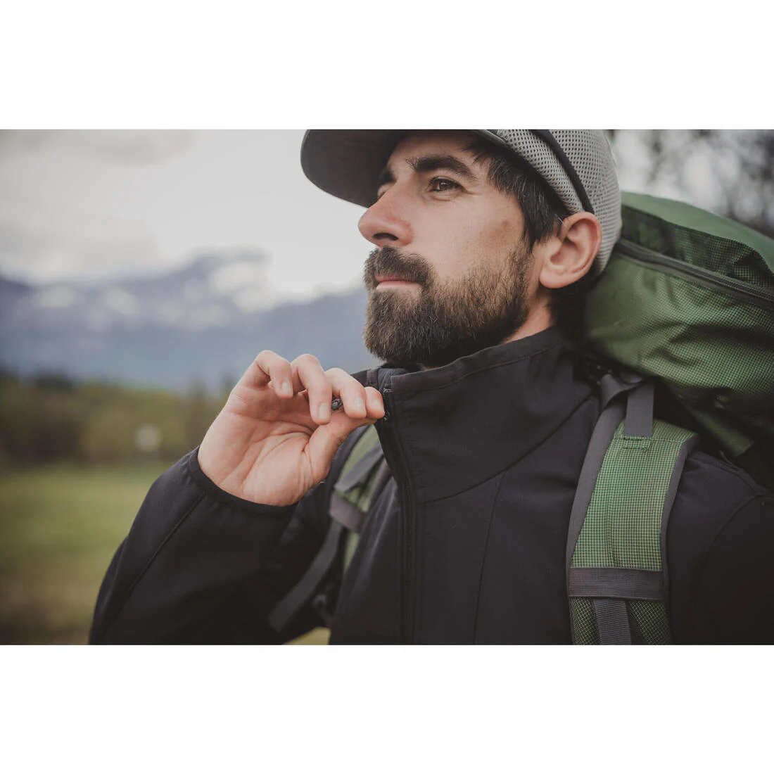 Chamarra de trekking rompevientos negra para hombre Softshell MT100 - Image 15