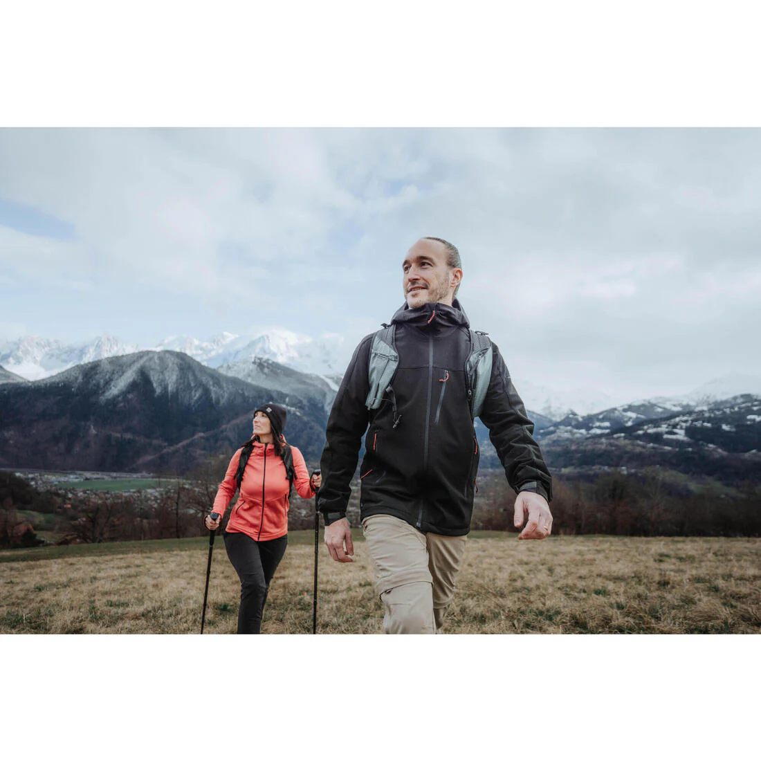 Chamarra de trekking rompevientos negra para hombre Softshell MT500 - Image 11