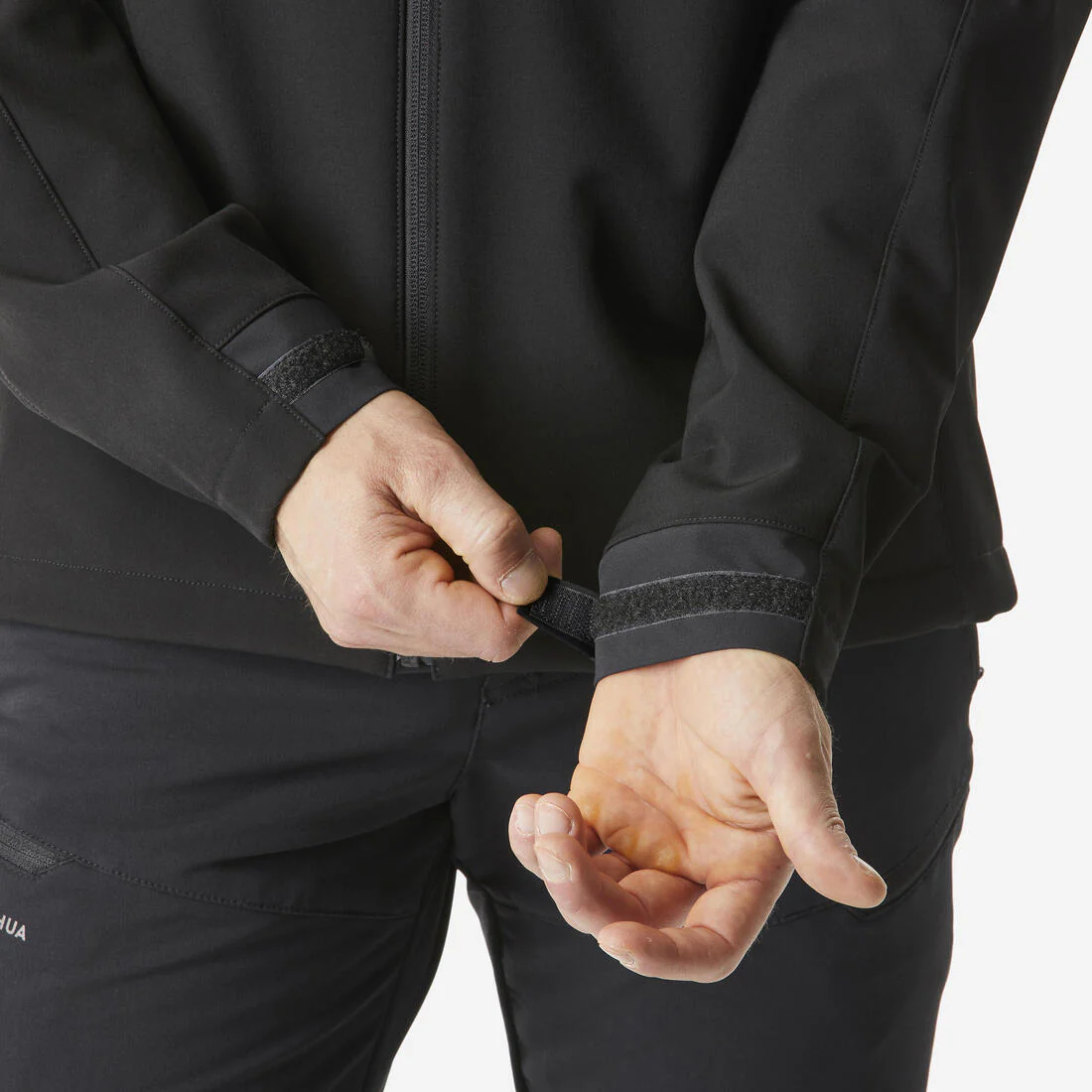 Chamarra de trekking rompevientos negra para hombre Softshell MT500 - Image 9